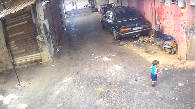 في لبنان.. طفل ينجو بأعجوبة من تحت شاحنة لجمع النفايات