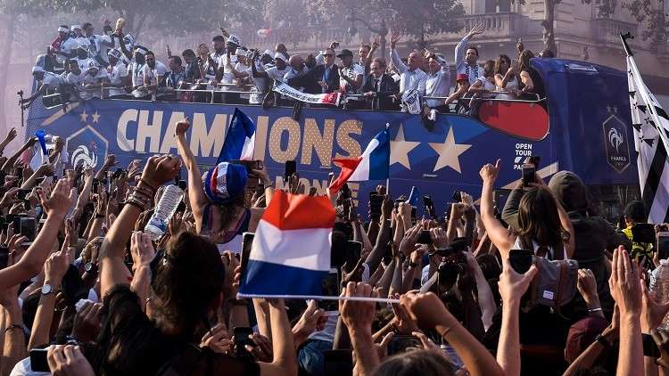 عشرات الآلاف يستقبلون منتخب "الديوك" وسط باريس بعد تتويجه بمونديال روسيا