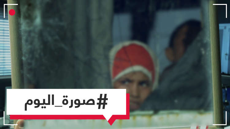 طفلة داخل الحافلة خلال إجلاء المدنيين من كفريا والفوعة في سوريا