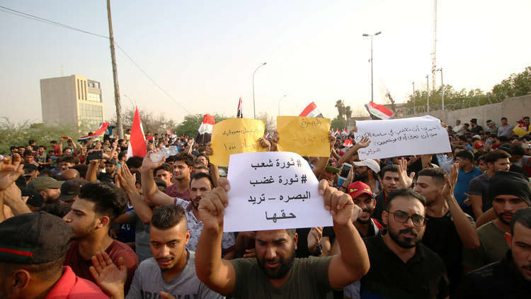 تظاهرات جديدة في البصرة تتحول إلى اعتصام