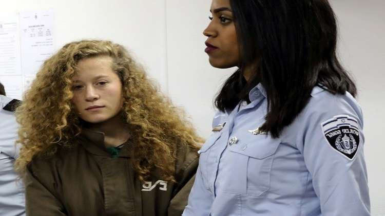 عهد التميمي ووالدتها بين 
