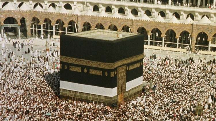 صورة تاريخية تجمع 3 ملوك سعوديين حجّاجا في شبابهم 