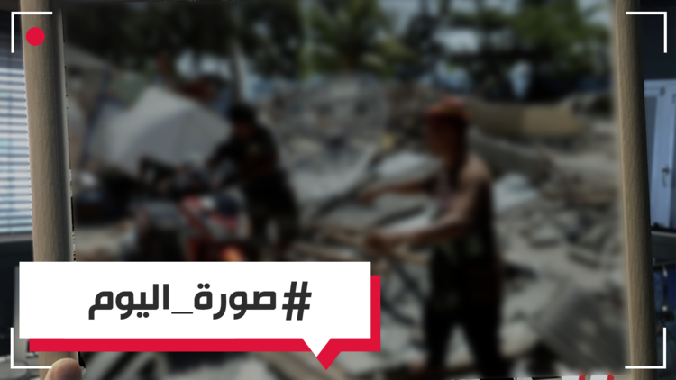 قرويون يحاول إنقاذ ما يمكن إنقاذه من بين الأنقاض عقب زلزال ضرب إندونيسيا