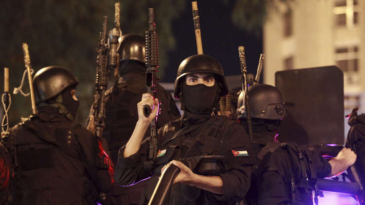 مقتل 3 عناصر من الأمن الأردني وإصابة 21 شخصا باشتباكات مع منفذي هجوم الفحيص