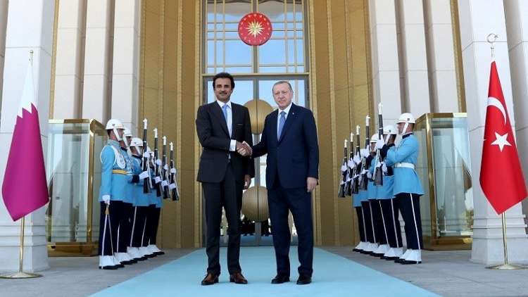 بالفيديو.. أمير قطر يصل إلى تركيا على وقع أزمة الليرة