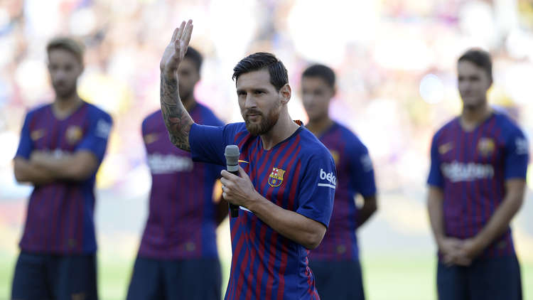 ميسي يعد مشجعي برشلونة بإعادة كأس أبطال أوروبا إلى "كامب نو"