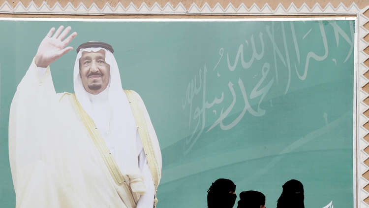 صورة الملك سلمان تحلق في سماء بولندا 