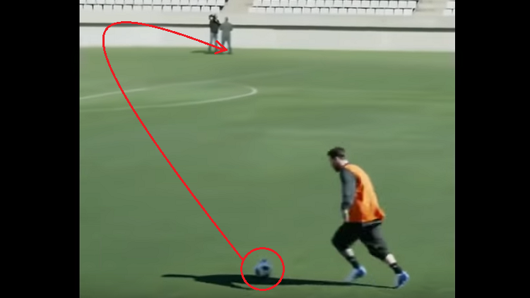 ميسي يثبت مهارته الخارقة بركلة مررها بين قدمي صحفي من بعيد