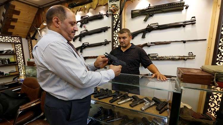 متاجر لبيع السلاح تظهر في بغداد 