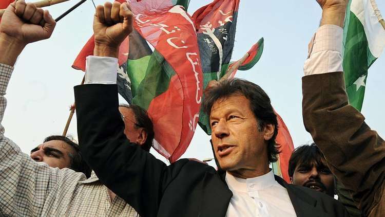 عمران خان يتخلى عن القصر ومئات الخدم ويدعو للتقشف!