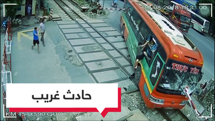 بالفيديو.. سائق يتجاوز حاجزا بشكل غريب 