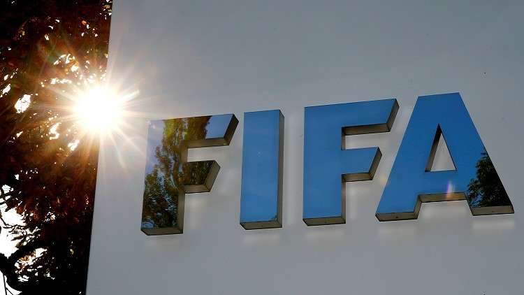 "الفيفا" يوقف رئيس الاتحاد الفلسطيني بعد تهديده بحرق قميص ميسي