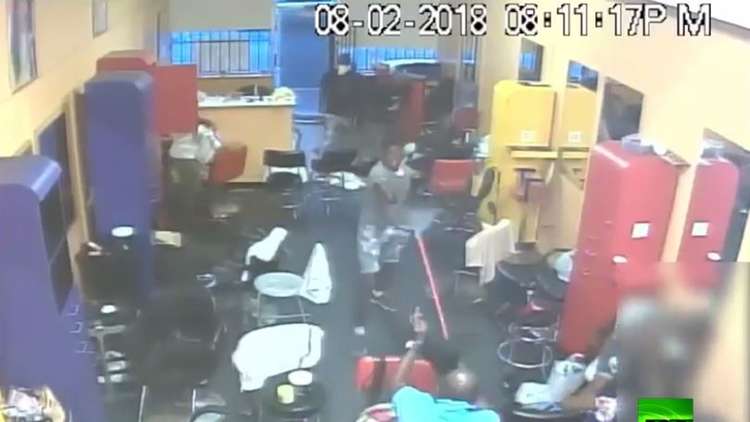صاحب صالون حلاقة يطرد 3 مسلحين مدججا بمكنسة 