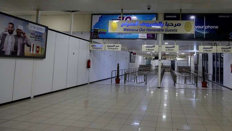 ليبيا تغلق مطار طرابلس عقب استهدافه بصواريخ