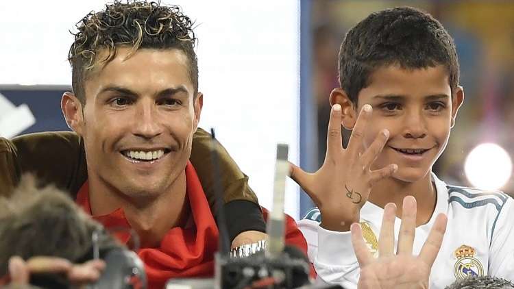 شاهد.. كريستيانو جونيور يحقق ما عجز عنه 
