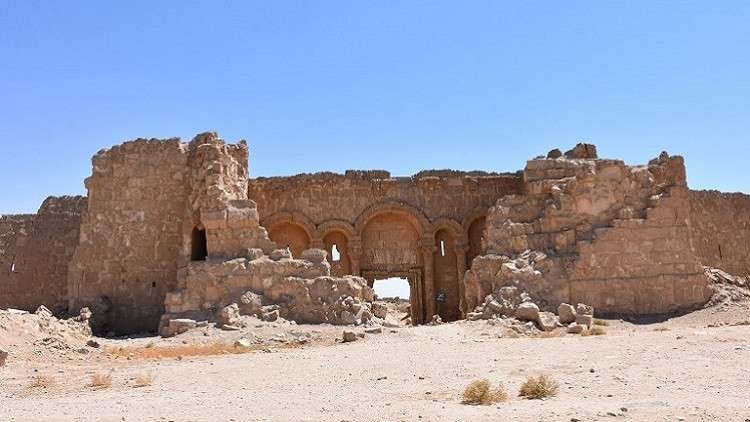 بالصور.. تحالف واشنطن ينقب عن الآثار في الرقة