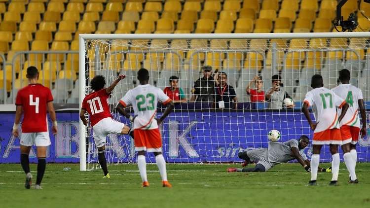 شاهد بالفيديو.. محمد صلاح يهدر ركلتي جزاء!