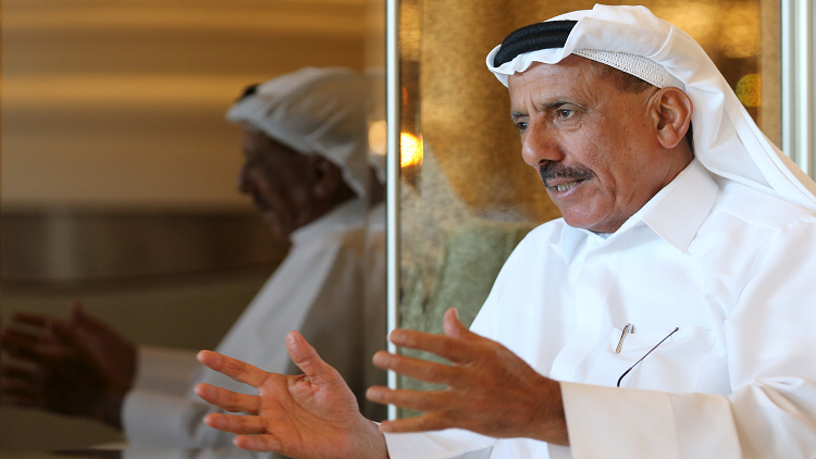 ملياردير إماراتي بارز يطالب السلطات برفع الحظر عن مكالمات 