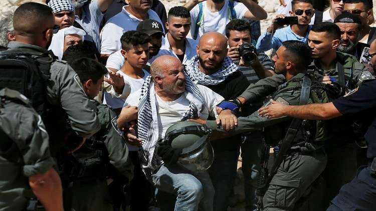 جنود إسرائيليون يعتدون على نشطاء مؤيدين للفلسطينيين في خان الأحمر
