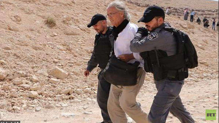 إسرائيل ترحل ناشطا غربيا متضامنا مع الفلسطينيين