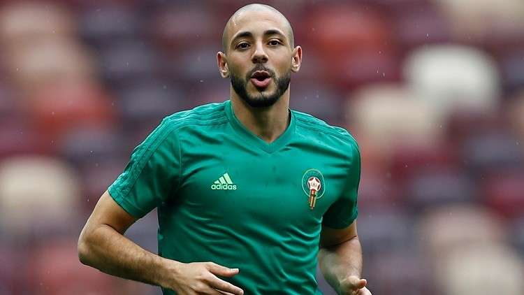 صحفي سعودي يستعين بمترجم في لقاء مع لاعب مغربي