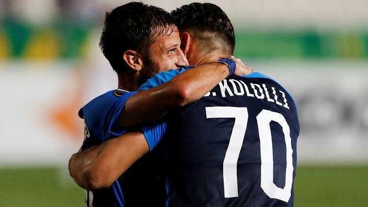 لاعب فريق سويسري يسقط في حفرة عميقة خلال احتفاله بهدف (فيديو)