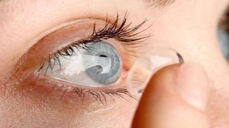 عدوى نادرة قد تصيب مرتدي العدسات اللاصقة بـ "العمى"!