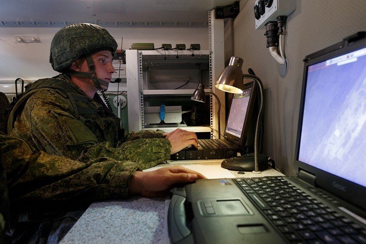 مشغل الدرونات- من غرفة القيادة