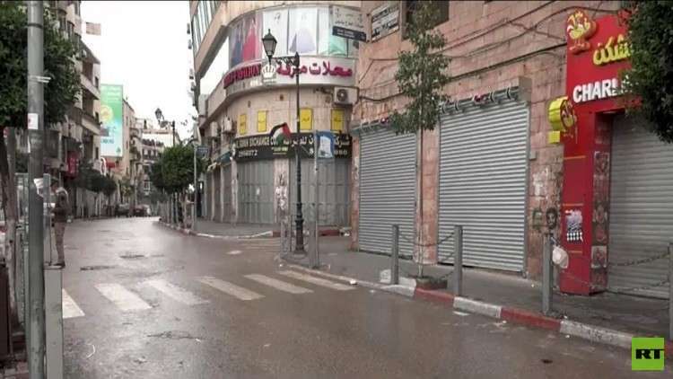 فلسطينيون يغلقون الطريق المؤدي لحاجز مستوطنة بيت إيل على المدخل الشمالي لرام الله