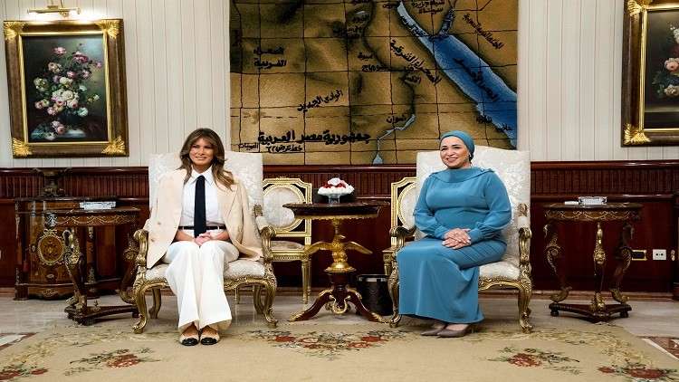 (صور+فيديو) عقيلة السيسي تستقبل ميلانيا ترامب في القاهرة