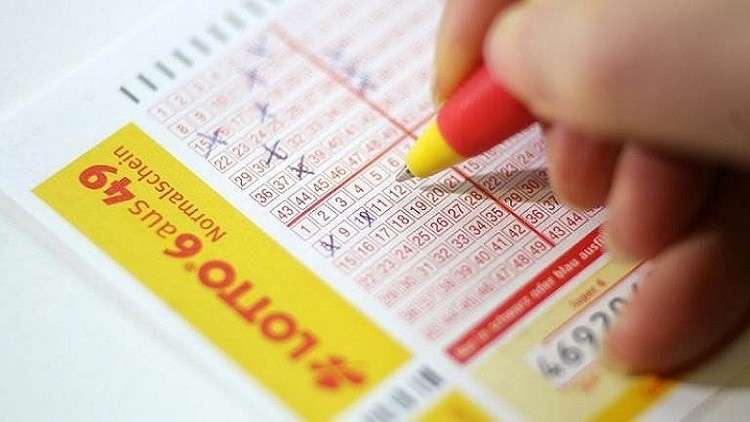 كندي يكتشف بالصدفة أن بطاقة لوتو نسيها في سترته 10 أشهر ربحت 1.75 مليون دولار!