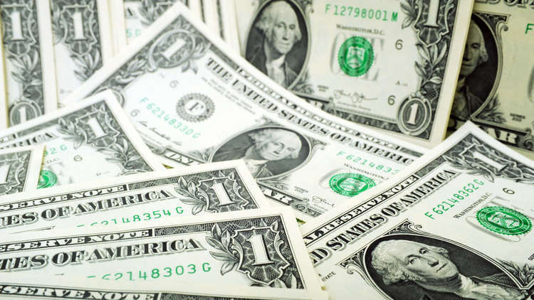 بالفيديو.. طفل يحول 1000 دولار إلى مئات القصاصات الورقية