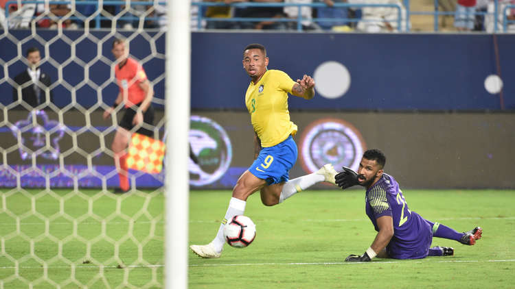 البرازيل تفوز على السعودية بثنائية في الدورة الرباعية