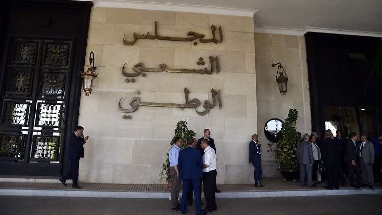 الجزائر.. 200 نائب يغلقون البرلمان لدفع رئيسه للاستقالة