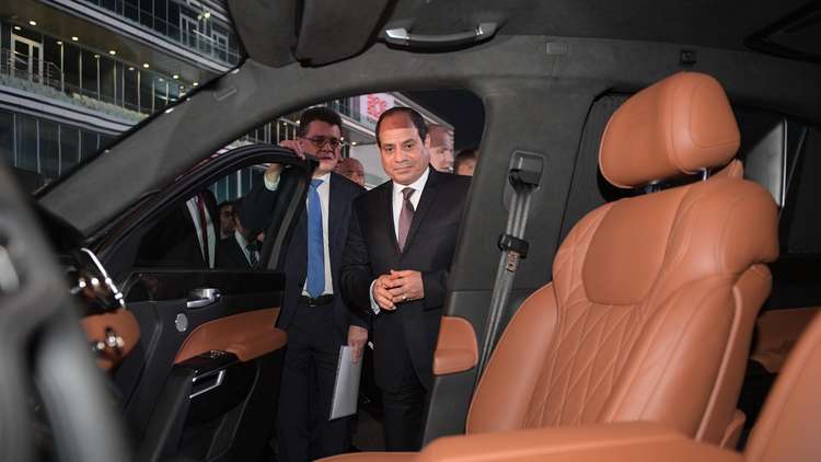 السيسي يركب سيارة بوتين الجديدة على حلبة فورمولا – 1 (صور)
