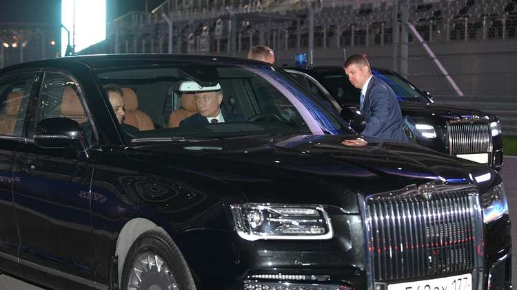 السيسي يركب ليموزين "بوتين" المدرعة والأطول في العالم.. فما هي مواصفاتها؟