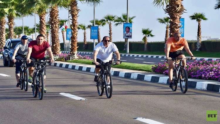 شاهد.. السيسي في جولة تفقدية بالدراجة في شرم الشيخ
