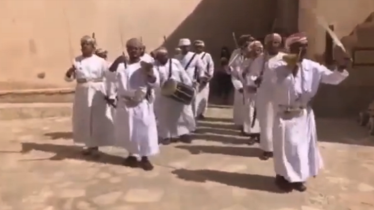 شاهد.. هكذا استقبل العُمانيون وزيرا إسرائيليا!