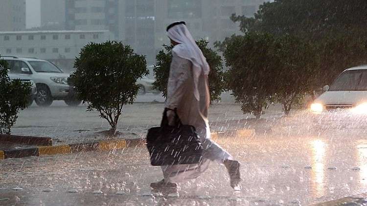 بهجة خليجية على مواقع التواصل بالأمطار الرعدية وحبّ البرد رغم خطر السيول
