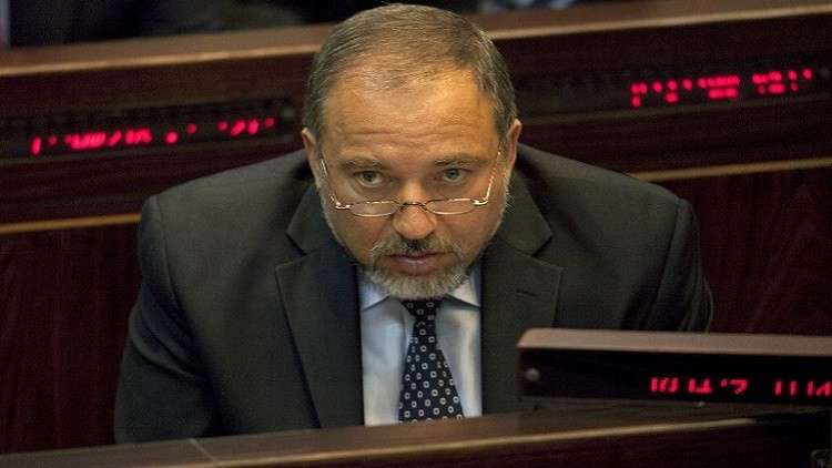 "كومة حجار ولا هالجار"...ليبرمان يهرب من جاره العربي في الكنيست