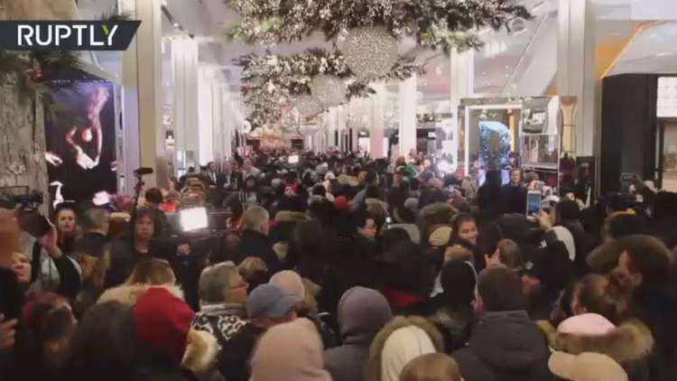 الأمريكيون يقتحمون المتاجر للاستفـادة مـن الجمعة السوداء 