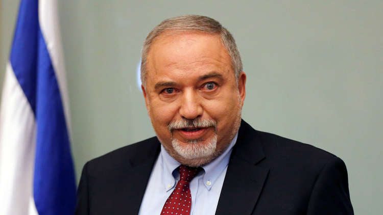 الكشف عن لقاء سري جمع ليبرمان مع رئيس المخابرات الفلسطينية ووزير في السلطة