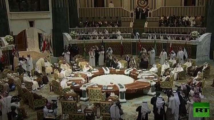 بغياب أمير قطر.. الملك سلمان يفتتح القمة الخليجية ويتهم إيران بتهديد أمن دولها