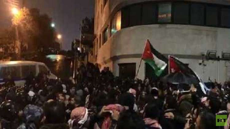 الأردن .. الرزاز يستجيب لمطالب معتصمي الدوار الرابع.. (فيديو)