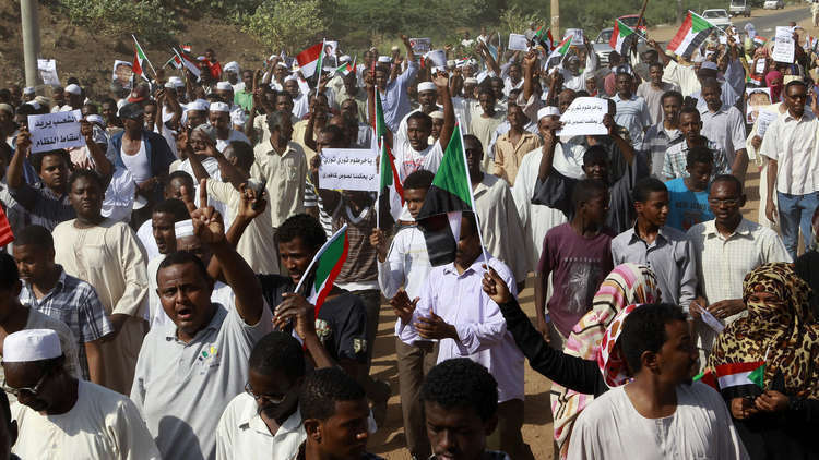 تجدد الاحتجاجات في عدة مدن سودانية بعد ساعات من الهدوء