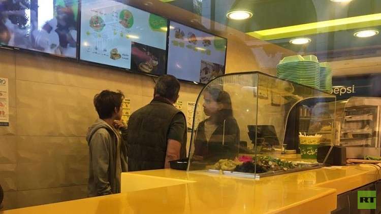 العاهل الأردني يتناول "الفلافل" مع أبنائه في مطعم شعبي بعمان