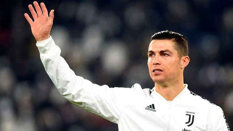 شاهد.. وقفة كوميدية لـ "صاروخ ماديرا" بانتظار الـ (VAR)