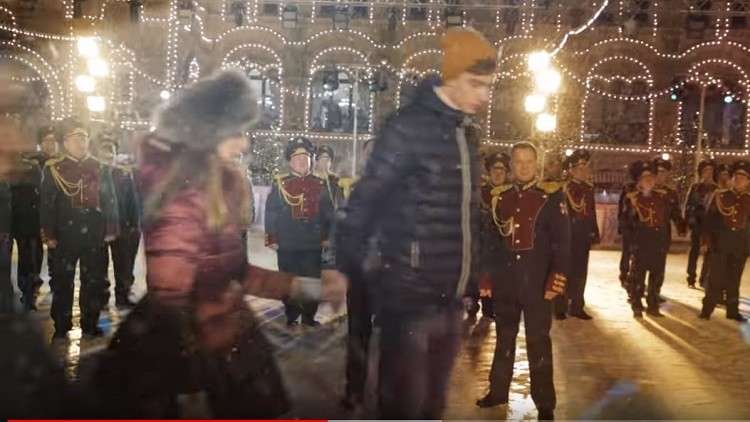 جورج مايكل بصوت الحرس الوطني الروسي قرب الكرملين 