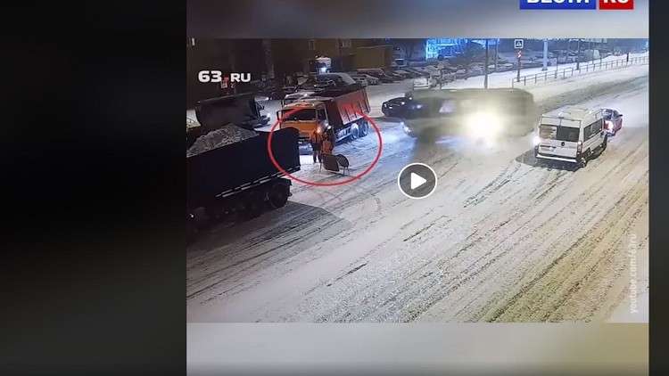 حافلة تنزلق على 3 عمال في روسيا بسبب الجليد 