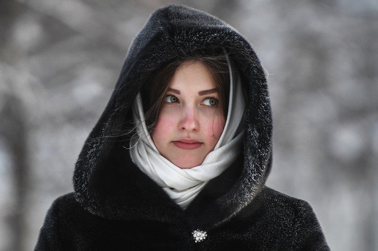 فتاة روسية من مدينة نوفوسيبيرسك حيث تبلغ درجة الحرارة ما دون 30 مئوية تحت الصفر